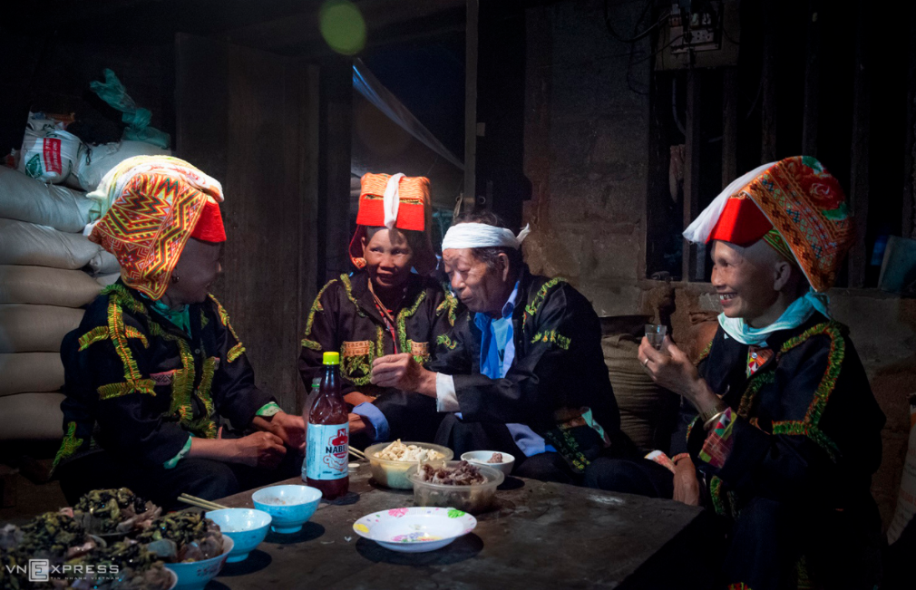 amazing photos depicting everyday lives of dao ethnic locals in mau son
