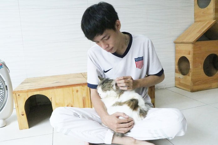 afp praised 24 year old vietnamese who quited his stable job to save abandoned cats