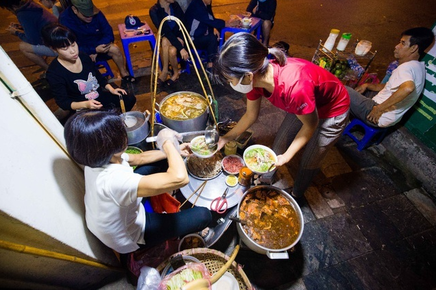 hanois strange pho vendor starts the sale at 3 am hundred of customers wait in line