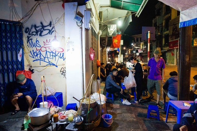 hanois strange pho vendor starts the sale at 3 am hundred of customers wait in line