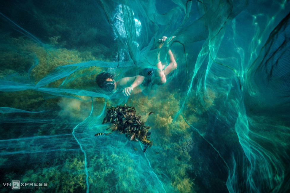 alluring photo sets about the squid farmers in nhon hai beach