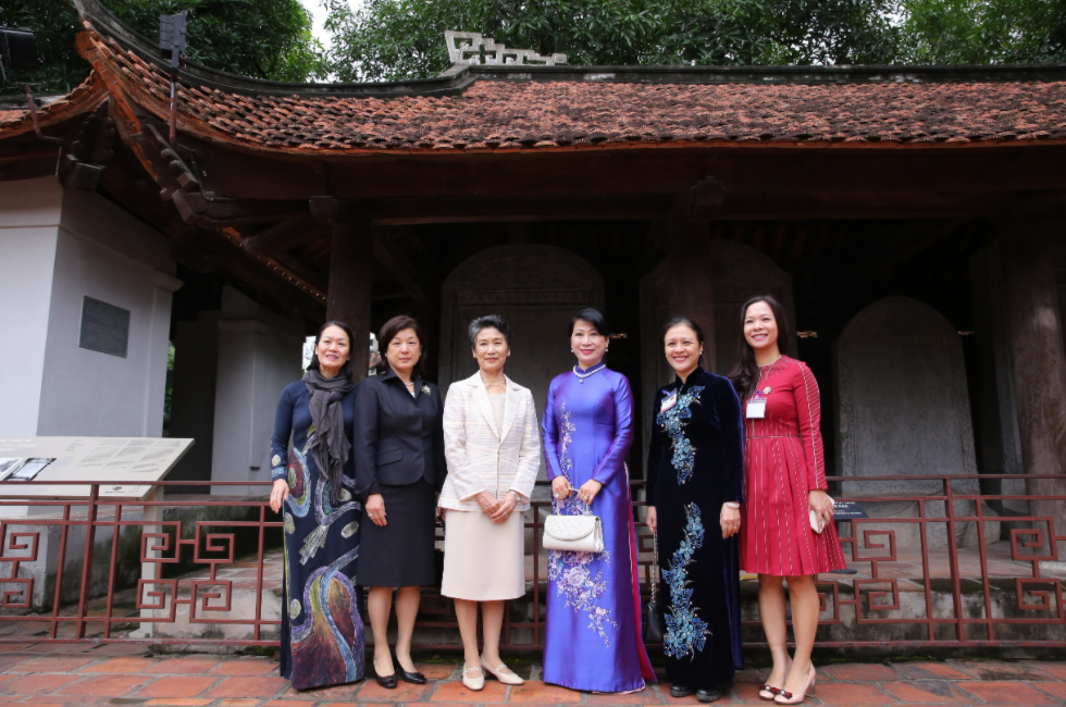 The Japanese PM's spouse with a special visit amid Hanoi autumn