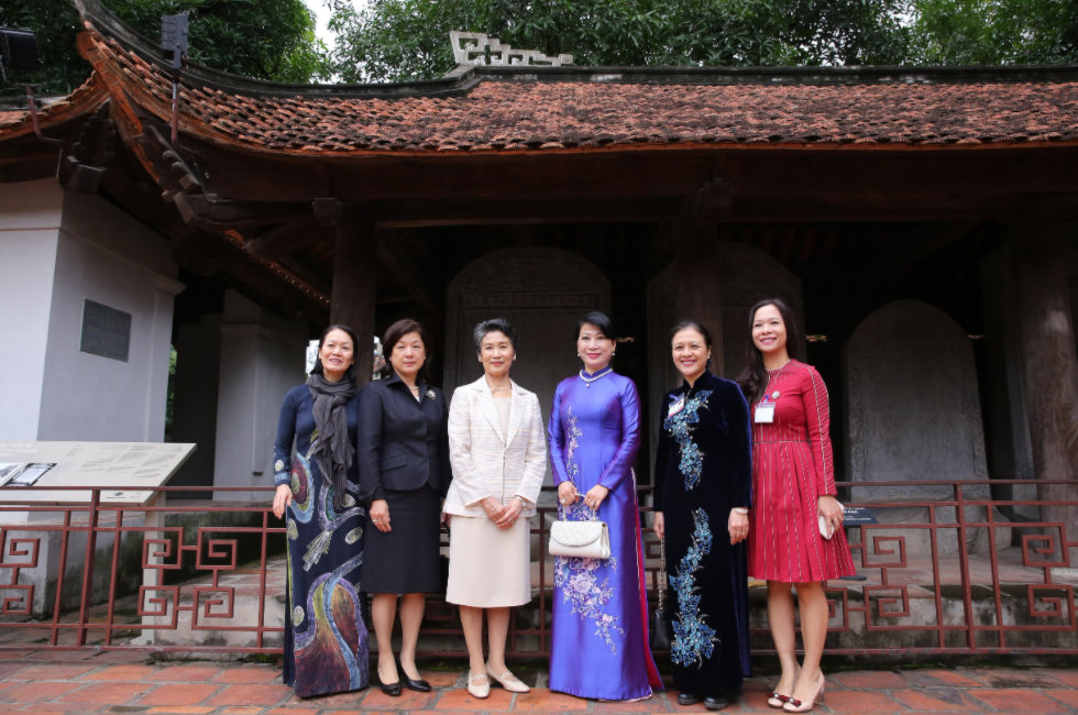 the japanese pms spouse with a special visit amid hanoi autumn