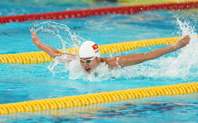 swimming athlete anh vien vietnams little mermaid wins 12 national gold medals