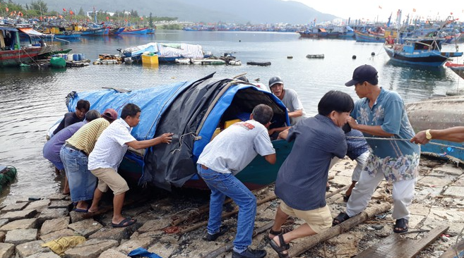 storm molave fishing boat sank 12 fishermen lost contact