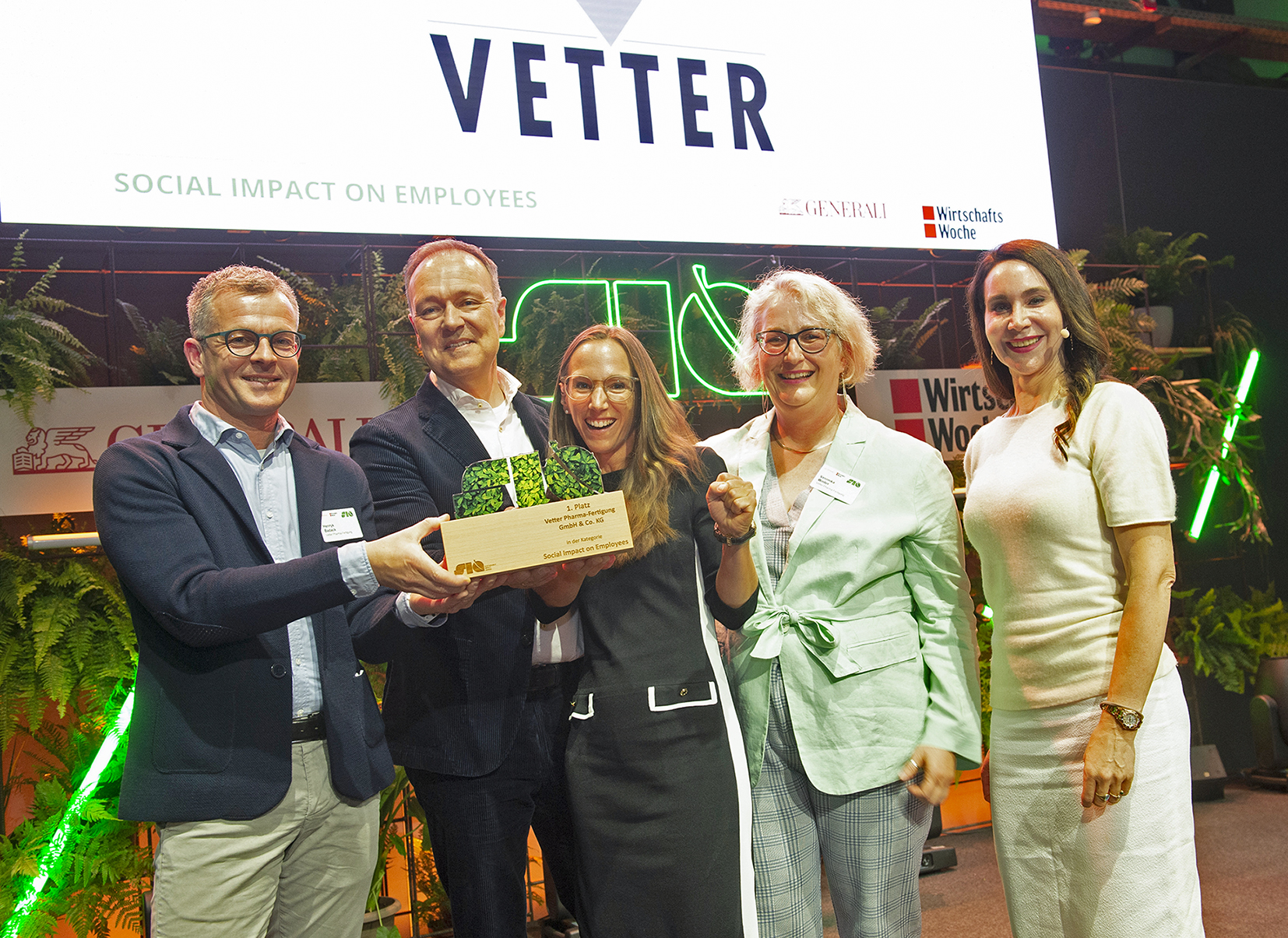 Ceremonial presentation of the Sustainable Impact Award 2022 to Vetter with (from left to right):Henryk Badack (Senior Vice President Technical Services/Internal Project Management), Peter Soelkner (Managing Director), Anke Herrig (Director of HR Development), Veronika Winter (Team Leader Occupational Health Management) and Prof. Dr. Anabel Ternès von Hattburg, Managing Director at International Institute for Sustainability Management (IISM).