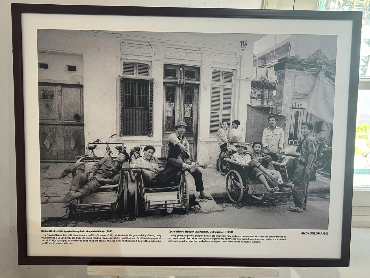 Hanoi Through Time: A British Photographer's Journey Capturing Life Over 30 Years Ago