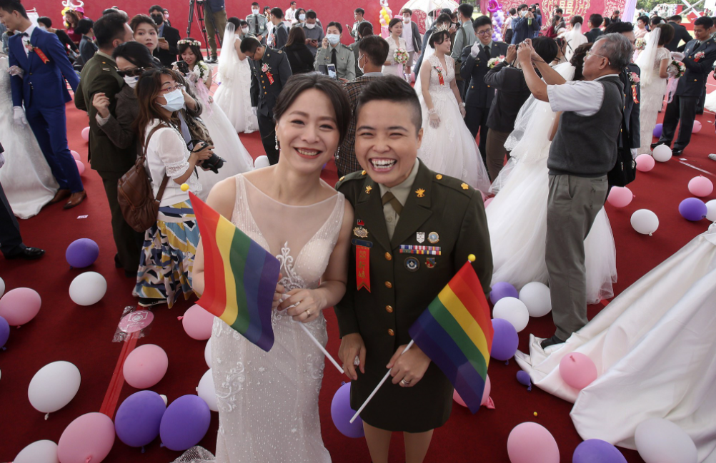 taiwans military welcomes first two same sex couples to marry in mass wedding