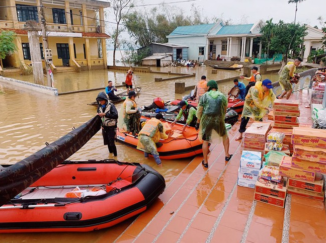 Zero-dong canoe squad provides aid for people in flooding areas of Vietnam's central provinces