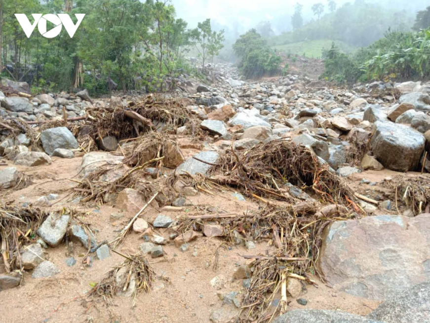 Central region: North re-flooded, Central Coast faces landslides, flood release in the South