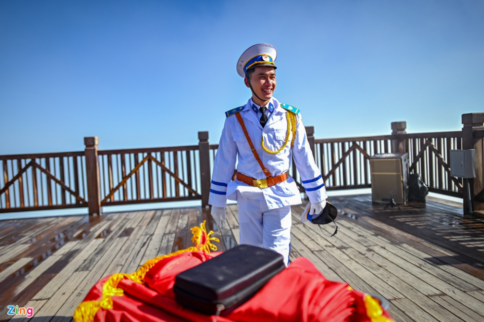 Unique flag raising ceremony on top of Fansipan mount