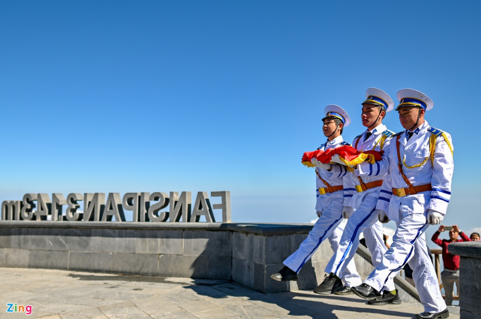 Unique flag raising ceremony on top of Fansipan mount