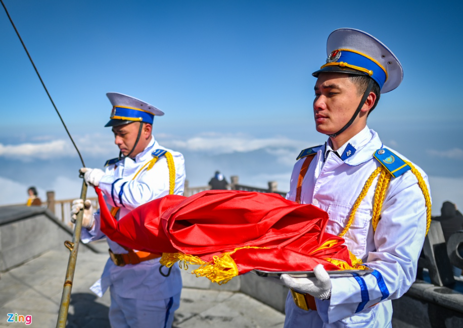 Unique flag raising ceremony on top of Fansipan mount