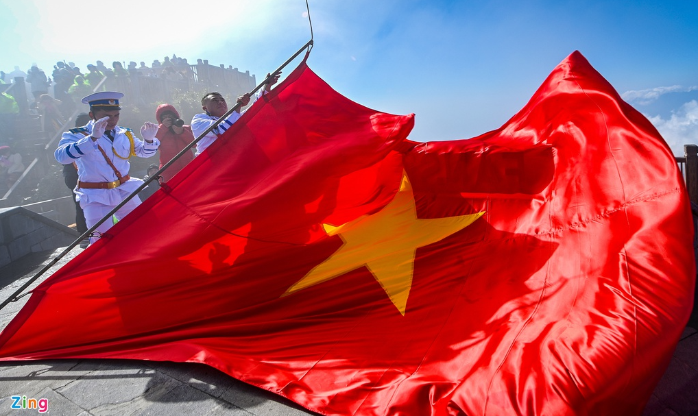 Unique flag raising ceremony on top of Fansipan mount