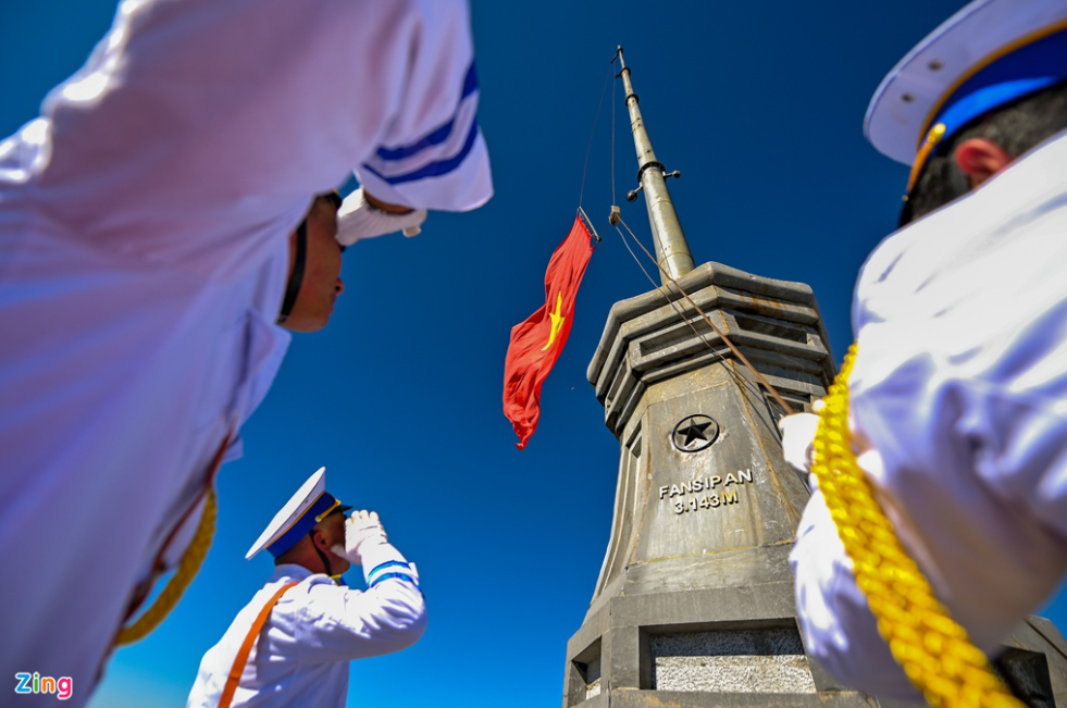 Unique flag raising ceremony on top of Fansipan mount