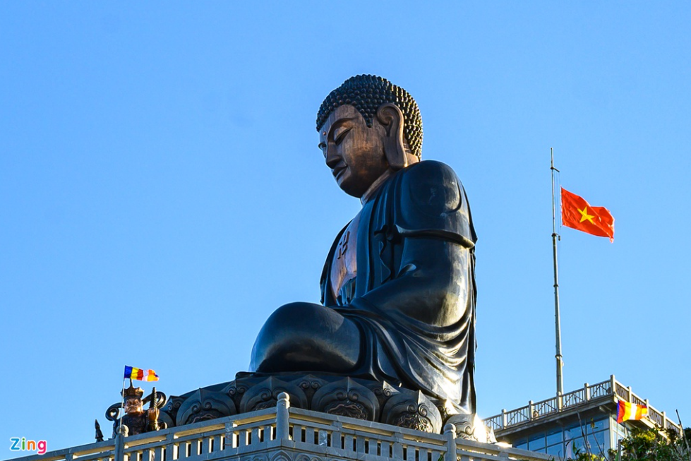 Unique flag raising ceremony on top of Fansipan mount