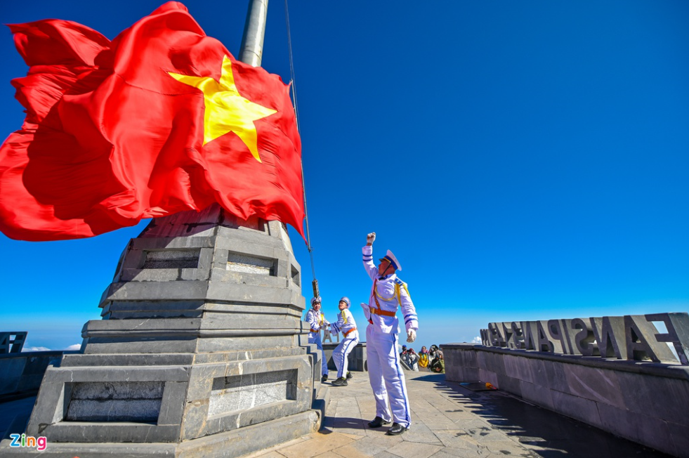 Unique flag raising ceremony on top of Fansipan mount, dubbed the Roof of Indochina