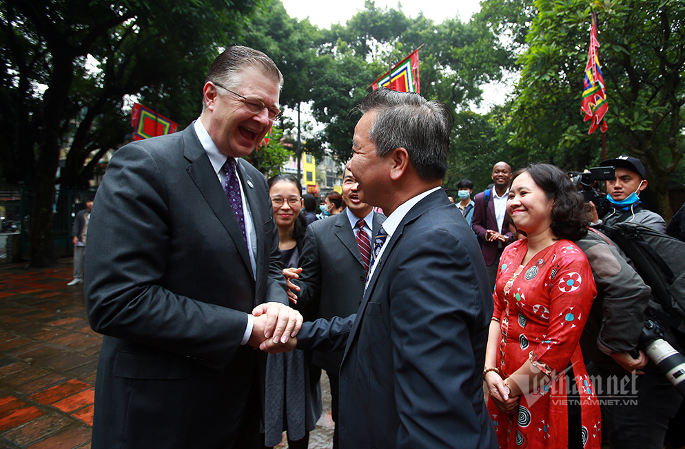 US Ambassador visited Temple of Literature on Vietnamese Teachers' Day