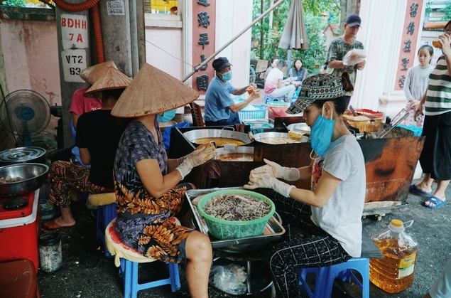 Humble deep fried sticky rice cake stall in Hanoi attracts long lines of customers