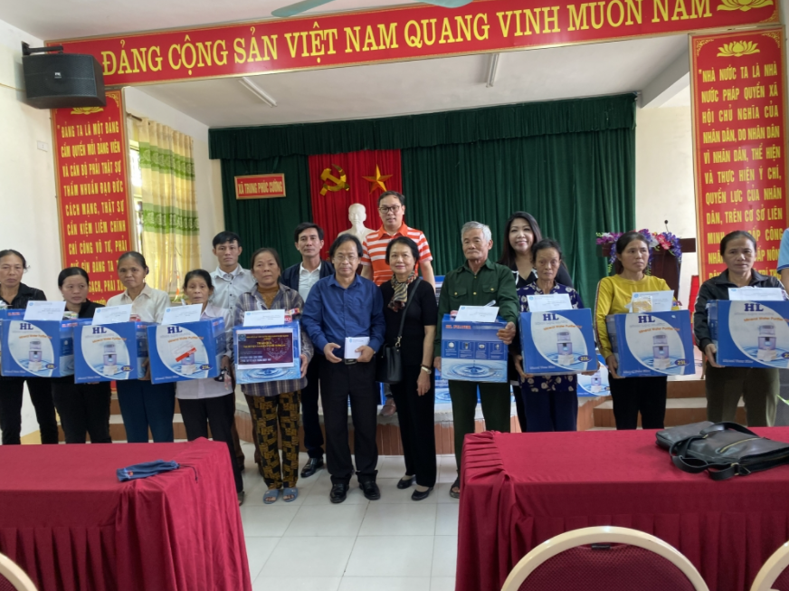 ALOV presents over USD 24,000 to people in flooded areas of Vietnam's central provinces