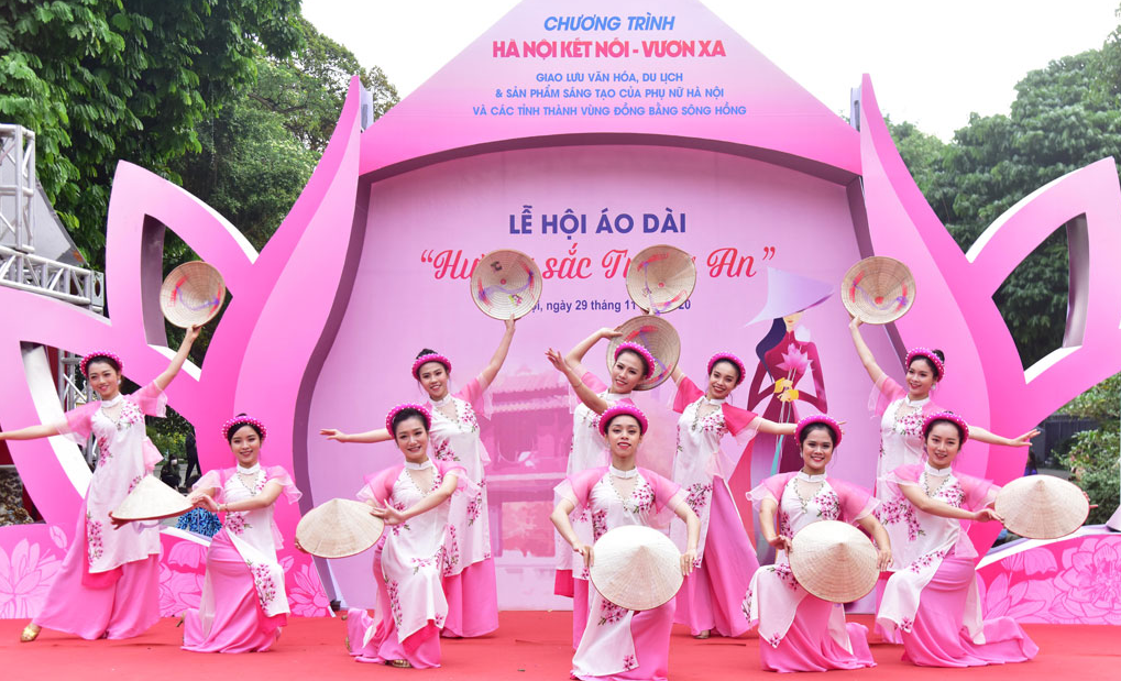 Ao dai festival held in Hanoi with the theme of "Trang An beauty"