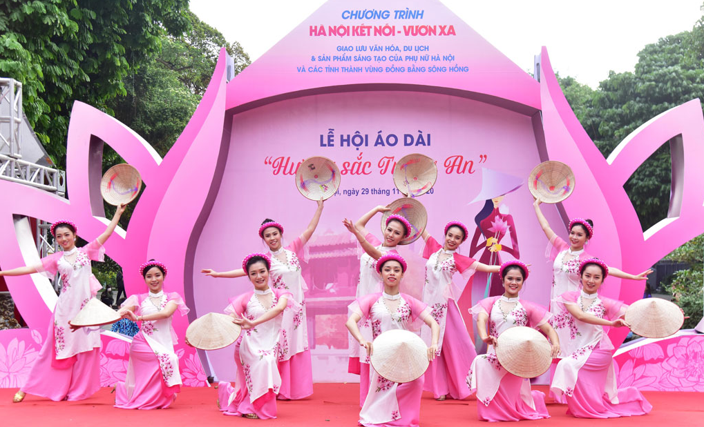 ao dai festival held in hanoi with the theme of trang an beauty