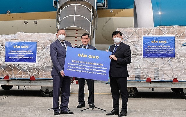 Vietnamese in Europe Donate to Homeland's Fight Against Pandemic