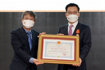 Friendship Order Granted to Former Honorary Consul General of Vietnam in Gwangju-Jeonnam