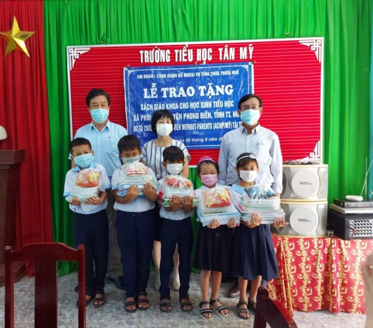 ngos donate textbooks masks to 106 disadvantaged students in hue