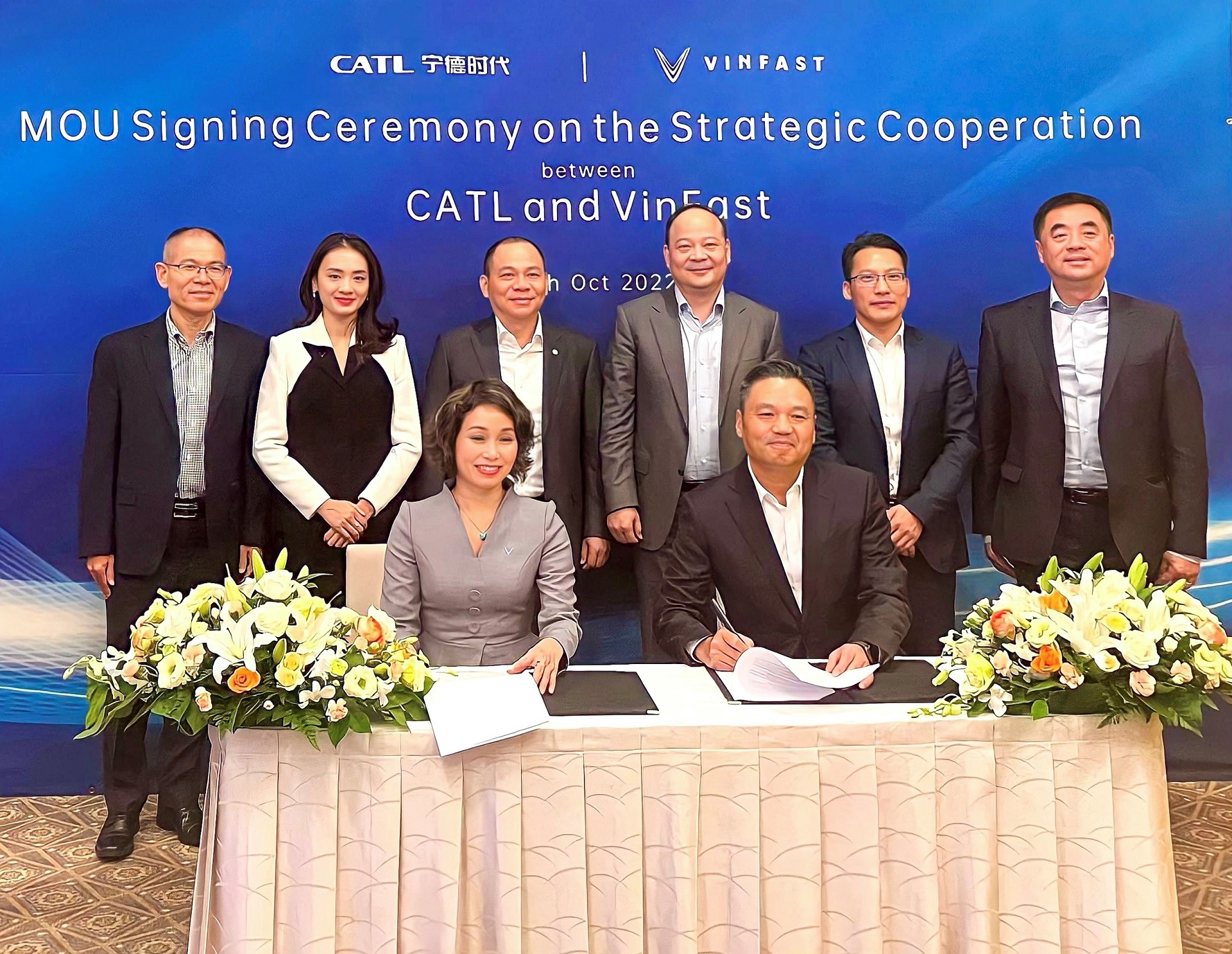 Mr. Pham Nhat Vuong - Chairman of Vingroup and Mr. Robin Zeng - Founder and Chairman of CATL (center) witnessed the signing of a memorandum of understanding on strategic cooperation between CATL and VinFast in Osaka, Japan on October 30, 2022