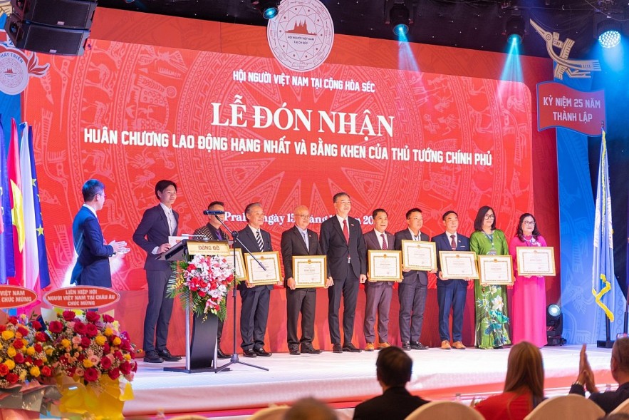 Vietnamese Association in the Czech Republic Received Honorable Medal