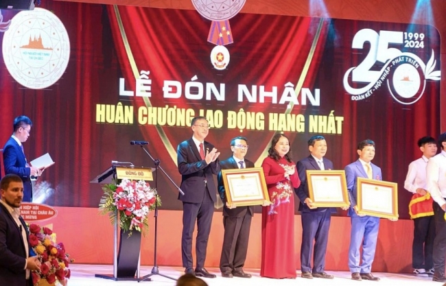 Vietnamese Association in the Czech Republic Received Honorable Medal