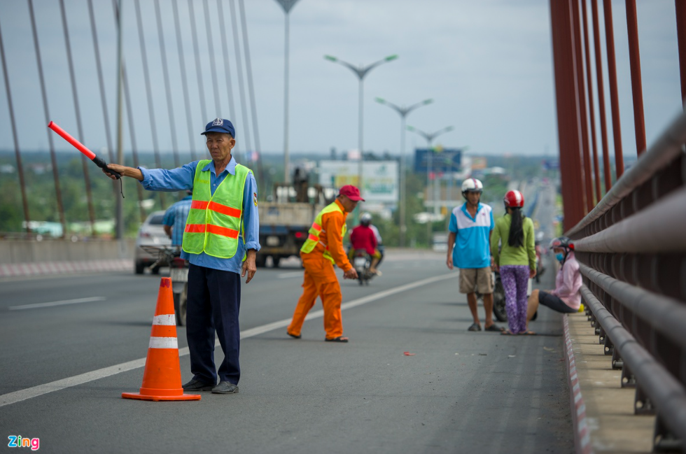 Rescue squad to save suicidal cases on Can Tho Bridge