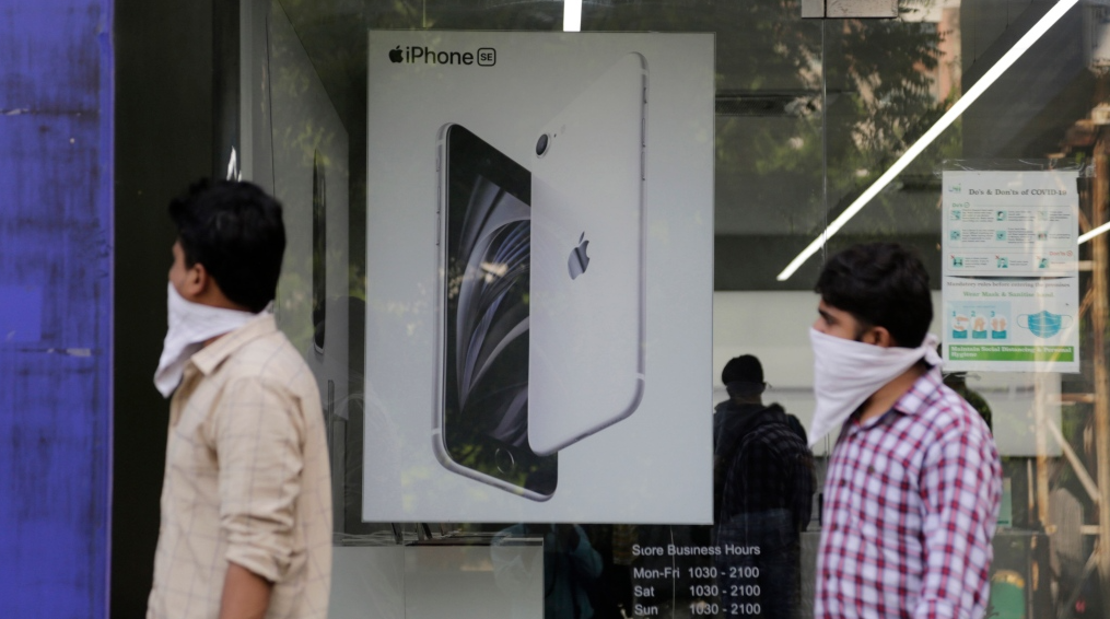 india iphone factory vandalized as workers claim they werent paid in video