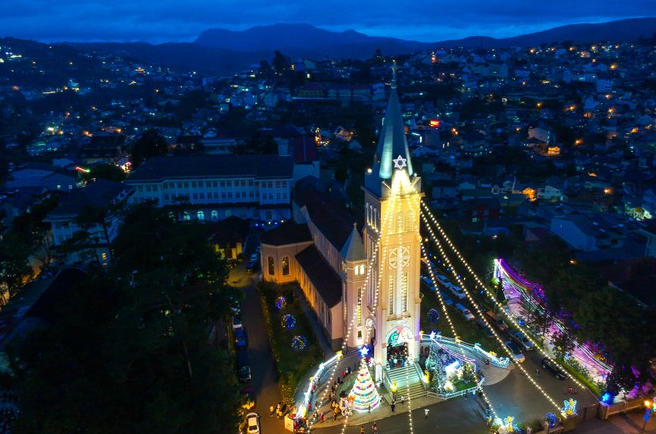 A bustling Da Lat in Christmas vibe