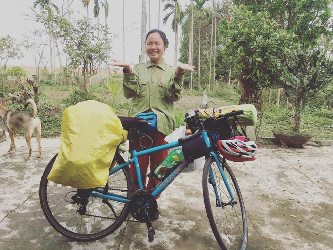 9X girl caught attention as cycling across Vietnam with only 3 million VND