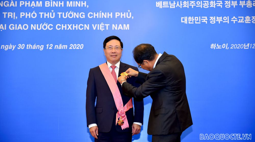 Deputy PM, FM Pham Binh Minh awarded Korean Order of Diplomatic Service Merit