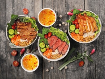 Qwang Launches in Singapore New Vietnamese Rice Noodle Salad Experience With Healthier Twist