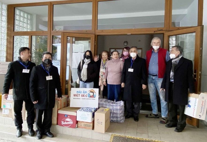 Vietnam - Czech Shelter Spreads Christmas Cheer to the Needy