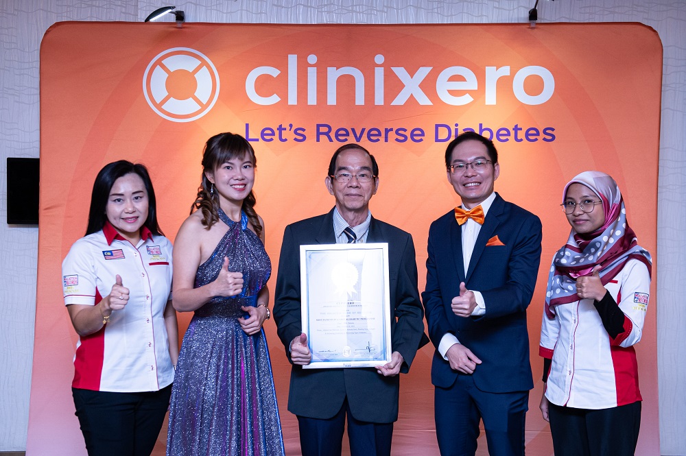 (Centre) Dr Jasmine Chew (Clinixero co-founder), Mr Chiew, and Dr Andrew Chiew (Clinixero founder) receiving the Malaysia Book of Records for having the 