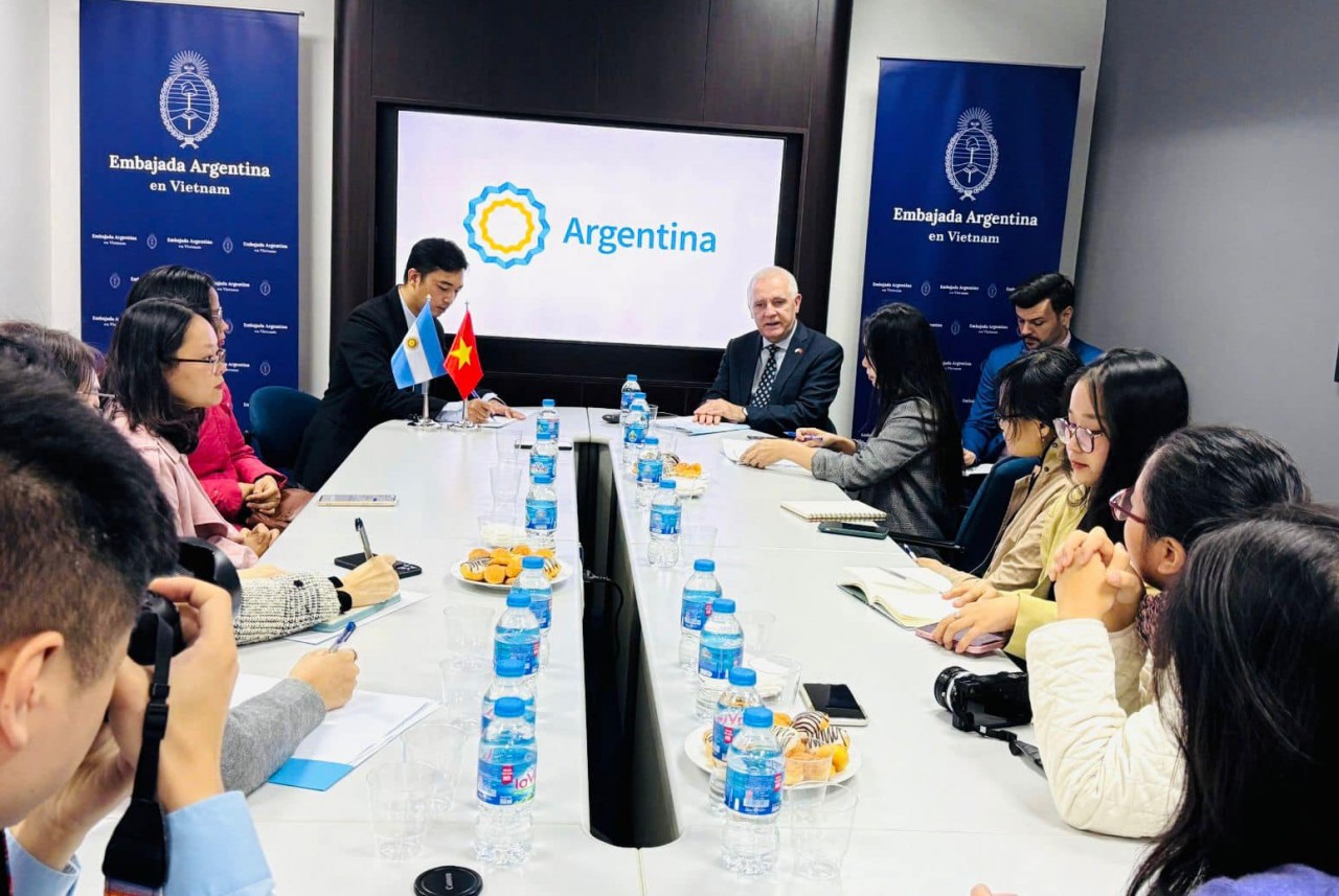 On December 10, the Embassy of Argentina organized a press meeting to share insights about the initial activities of Ambassador Marcos A. Bednarski’s tenure in Vietnam.