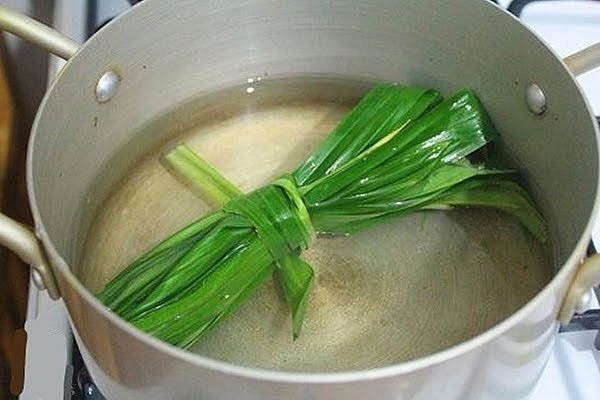 When water boils and sugar melts completely then put in with pandan leaves, immediately remove the cooking pot from the heat.