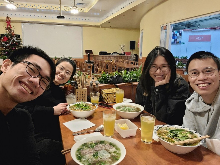 Khanh Linh (right) and friends go to eat pho at Dong Xuan Trade Center, Berlin, Germany. Photo: NVCC.