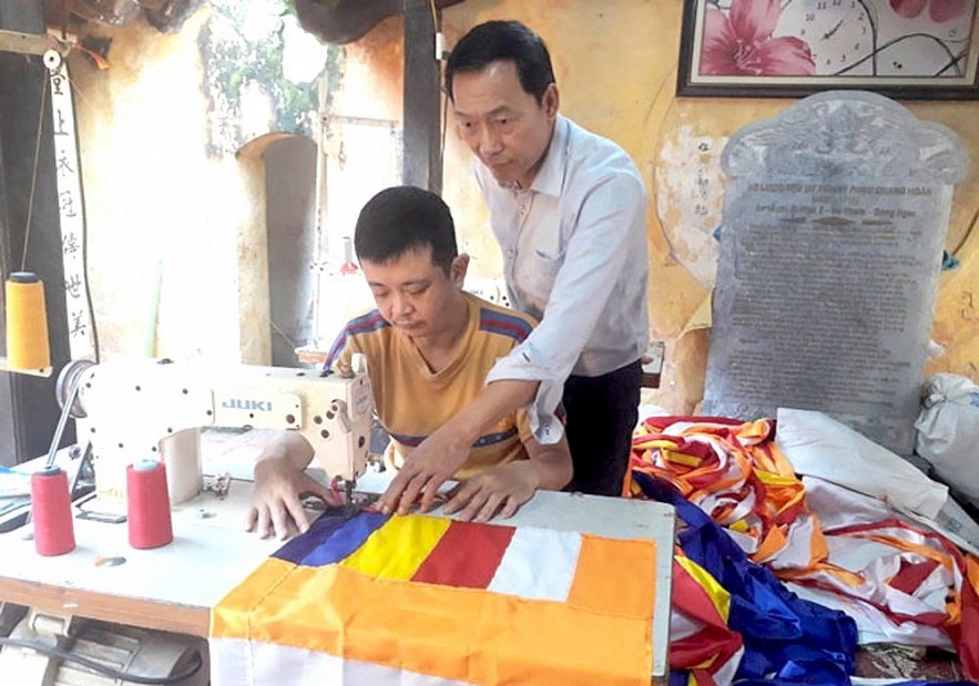 Guiding workers with disabilities to learn sewing at Vocational-Job establishments 3-12.