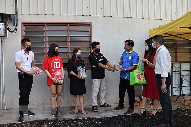 The Vietnamese Liaison Committee in Johor state (Malaysia) organized to give banh chung to Vietnamese brides and Vietnamese workers who are working and living in Malaysia. Photo: VNA