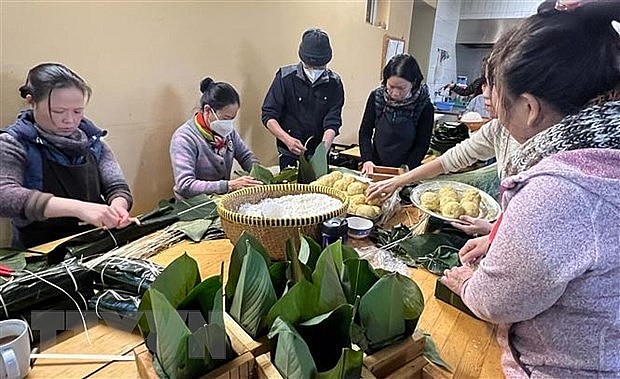 Buddhists gather to pack banh chung at the Puta Temple in Berlin, Germany. Photo: VNA