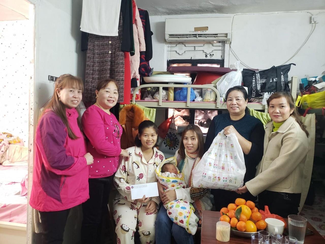 55 Tet Gifts Given to Vietnamese in Difficulty in Macau (China)