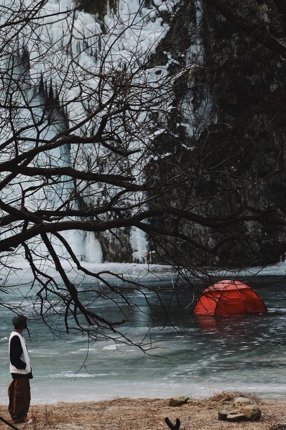 Vietnamese tourists camp on frozen river