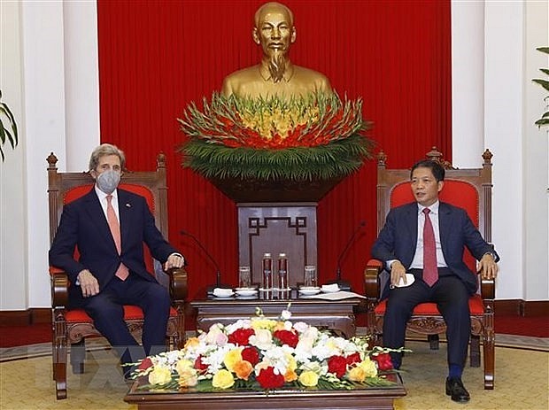 At the meeting between US Special Presidential Envoy for Climate John Kerry and Politburo member and head of the Party Central Committee's Economic Commission Tran Tuan Anh in Hanoi on February 23. (Photo: VNA)