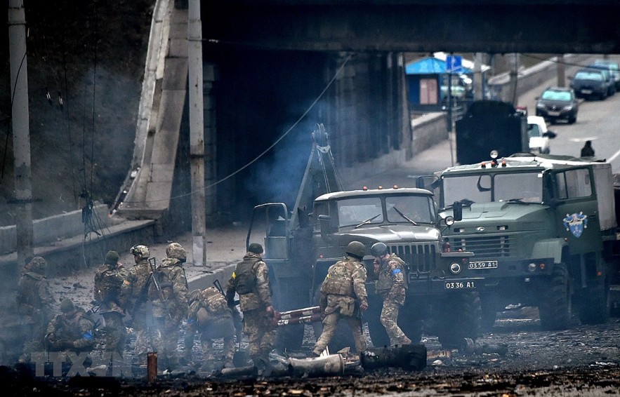 Ukrainian soldiers seen at the site of a clash with Russian troops in Kyiv capital on February 26. Photo: AFP/VNA